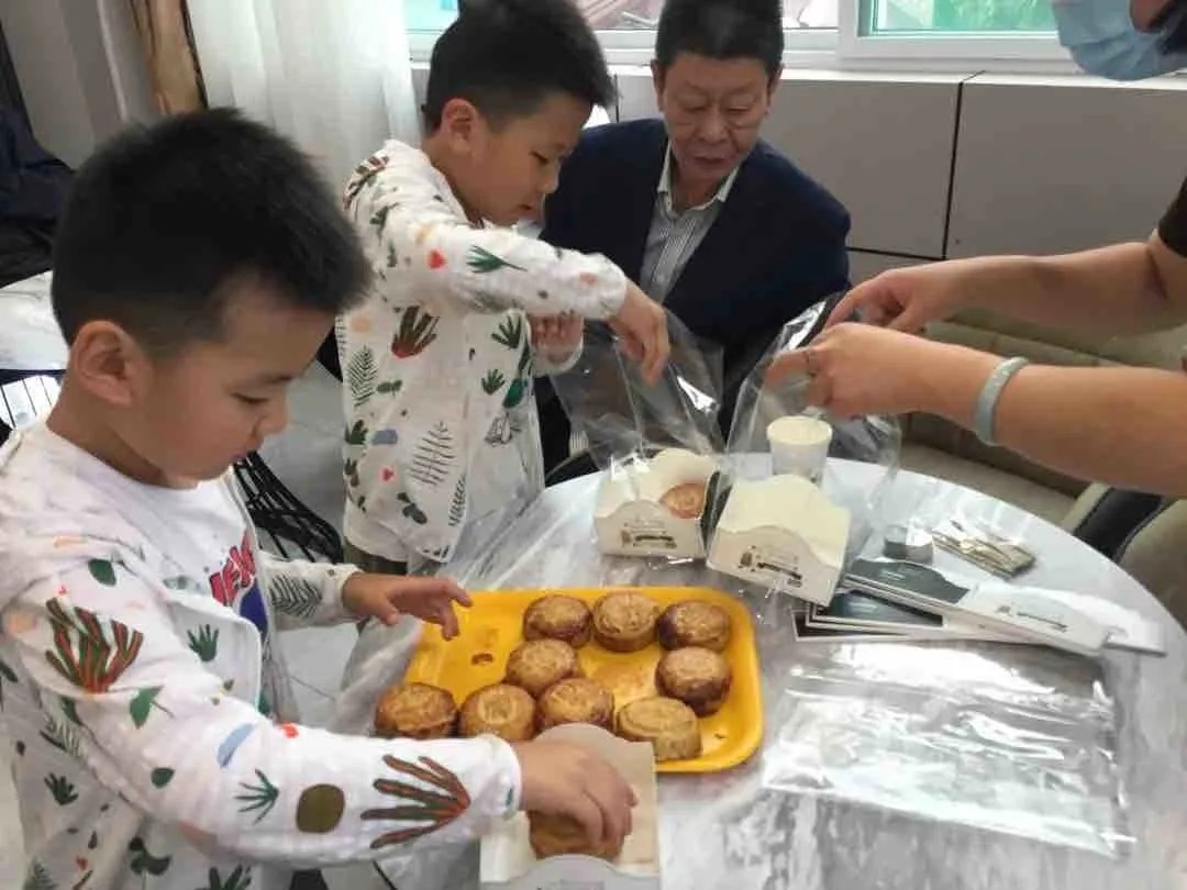 孝義農(nóng)產(chǎn)品大市場“情暖中秋”月餅DIY活動(dòng)溫情啟幕